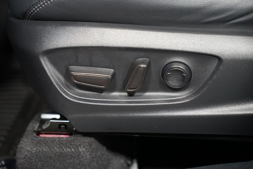 2024 Toyota Corolla Cross XLE 32