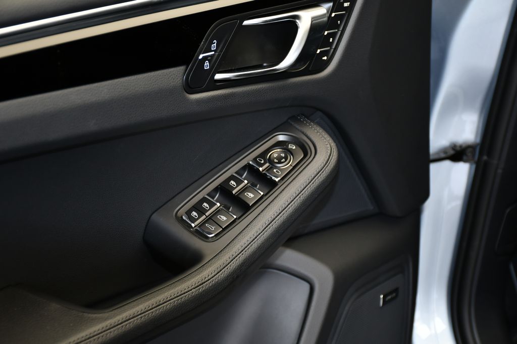 Thumbnail: 2026 Porsche Macan - 5