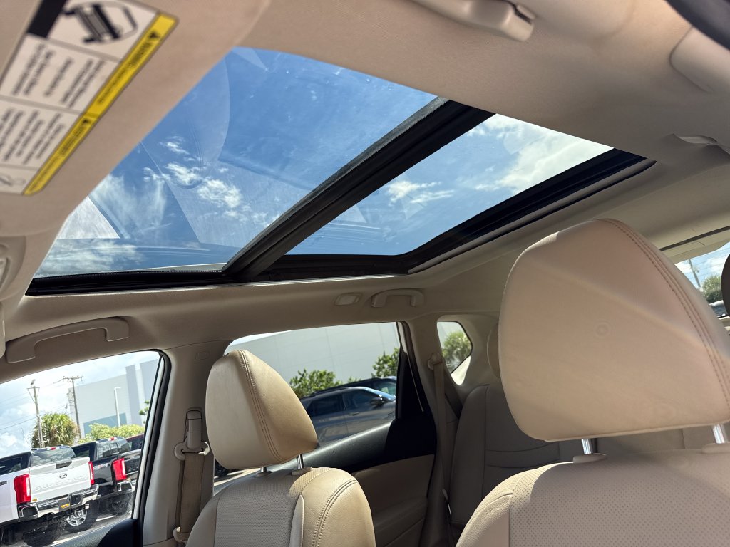 Used 2014 White Nissan SL image 8