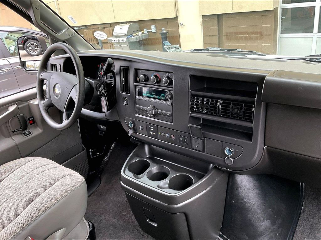 2025 Chevrolet Express 3500 — photo 14
