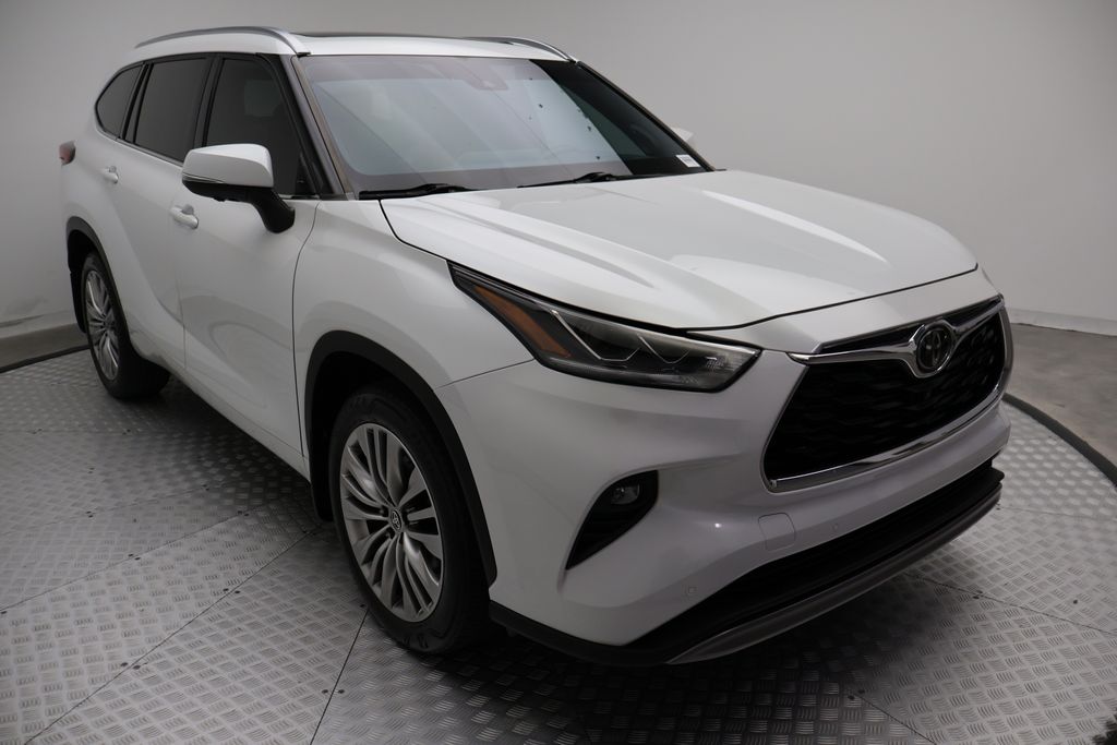 Thumbnail: 2023 Toyota Highlander - 6