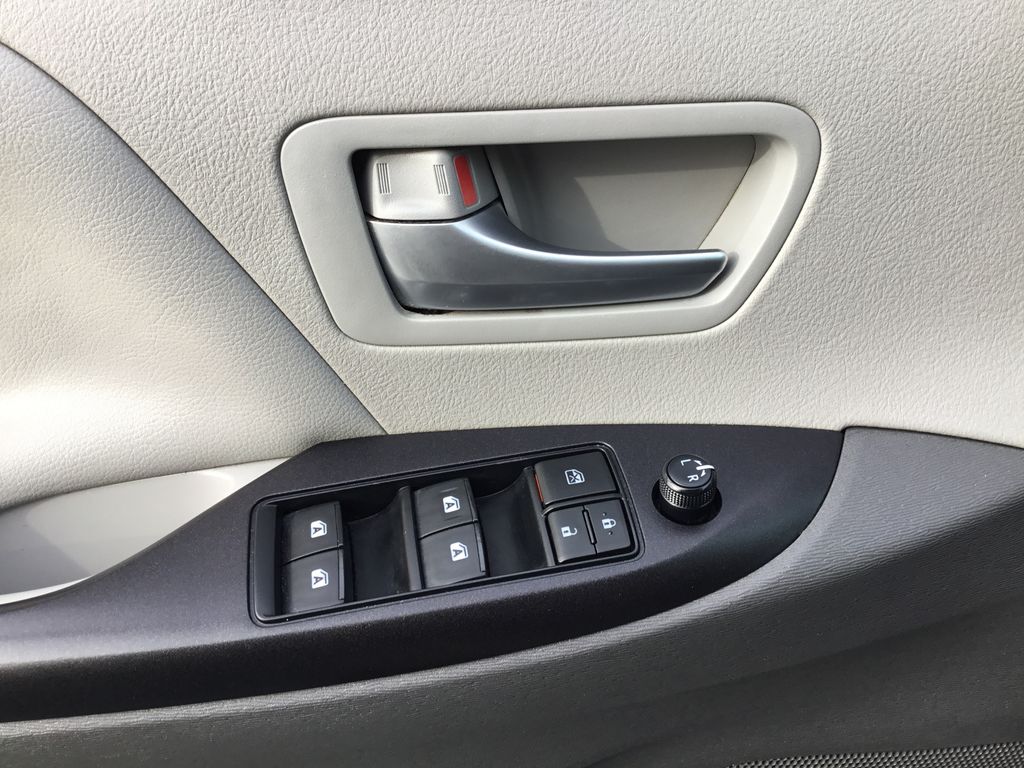 Thumbnail: 2016 Toyota Sienna - 17