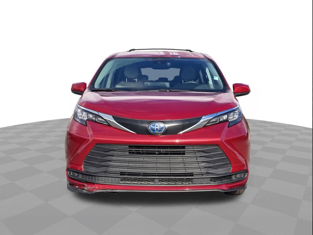 2024 Toyota Sienna LE - 1