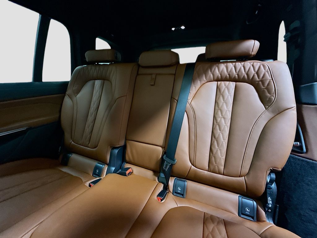Thumbnail: 2027 BMW X7 - 13