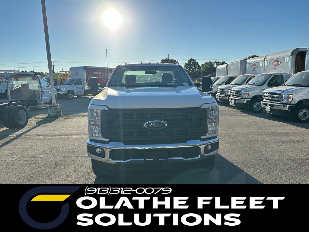Oxford White 2026 Ford F-250 Super Duty Pickup Truck Four-Wheel Drive Automatic