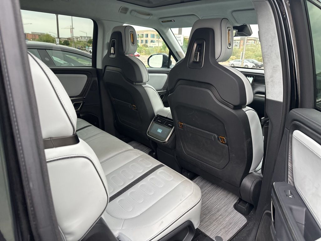 Thumbnail: 2024 Rivian R1S - 8