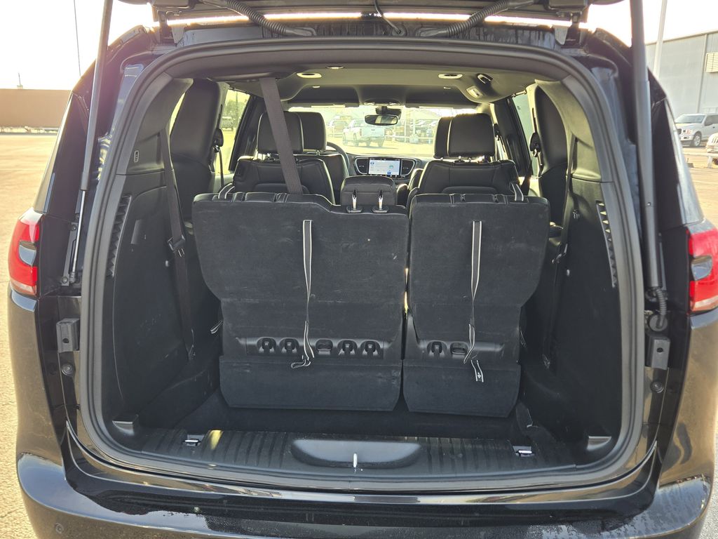 2025 Chrysler Pacifica Select - 9