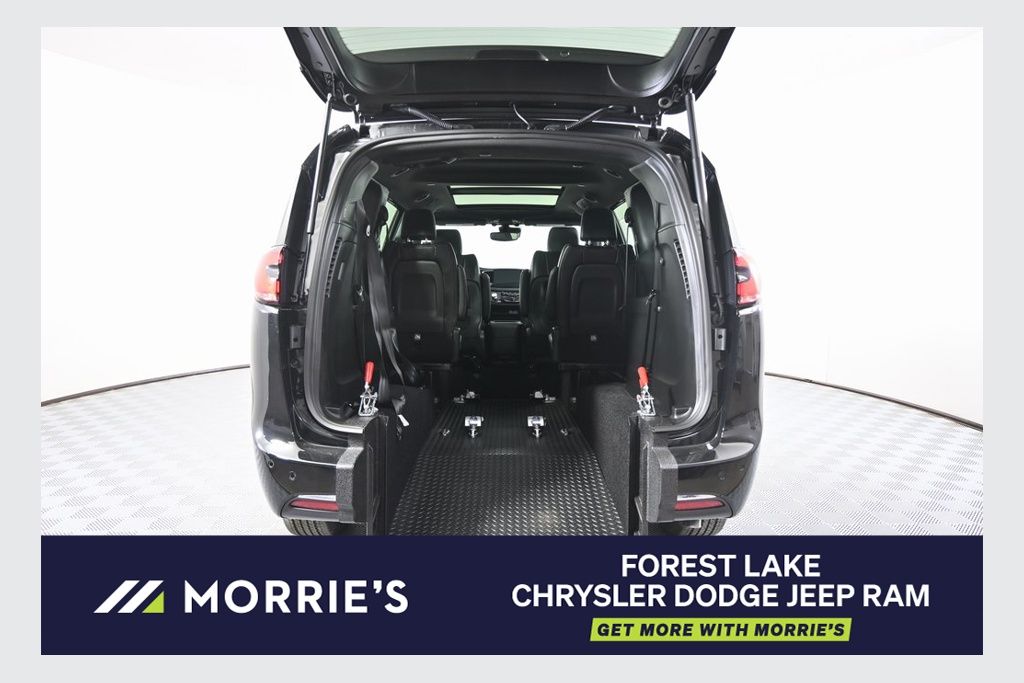 2025 Chrysler Pacifica Select Wheelchair Accessible