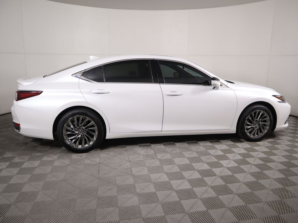 Used 2025 White Lexus 300h Luxury image 4