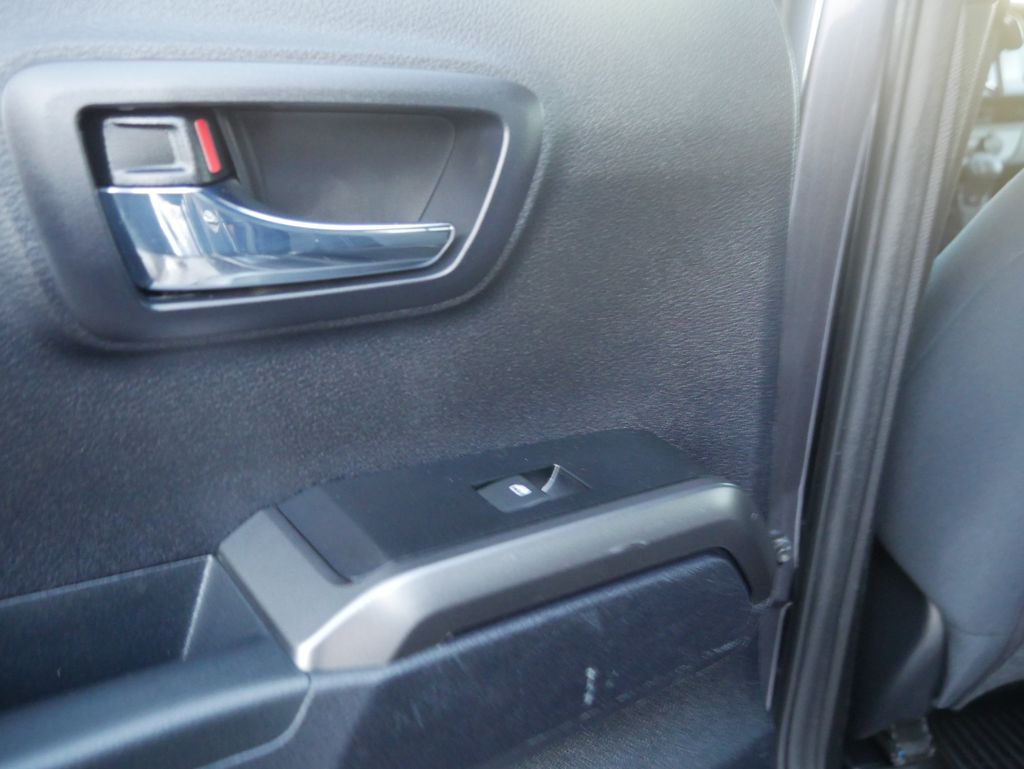 Thumbnail: 2021 Toyota Tacoma - 20