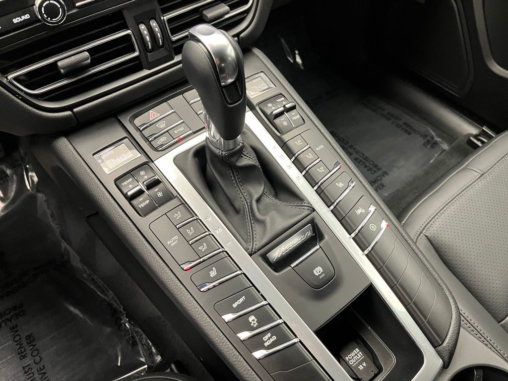 Thumbnail: 2021 Porsche Macan - 15