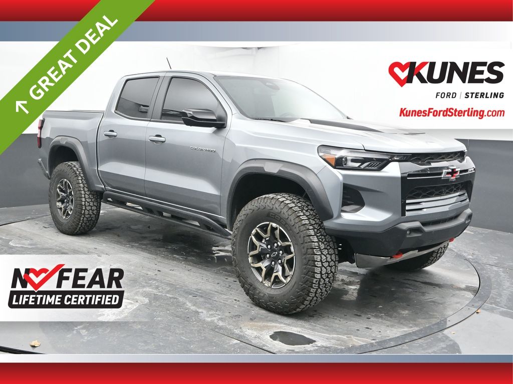 Sterling Gray Metallic 2024 Chevrolet Colorado Pickup Truck Four-Wheel Drive 8-Speed Automatic