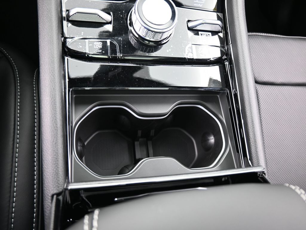 New 2025 Diamond Black Crystal Pearlcoat Jeep Overland image 23