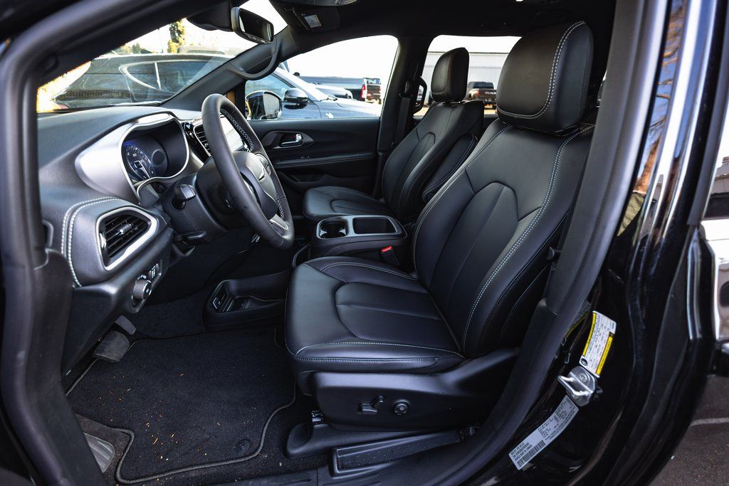 2026 Chrysler Pacifica Select thumbnail 18