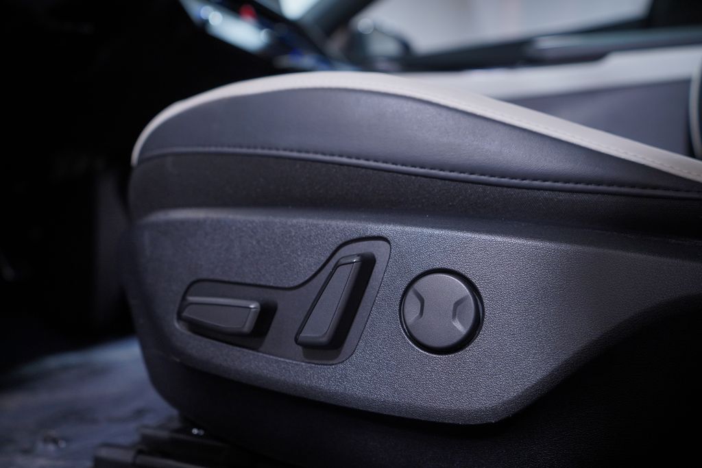 Thumbnail: 2022 Kia EV6 - 18