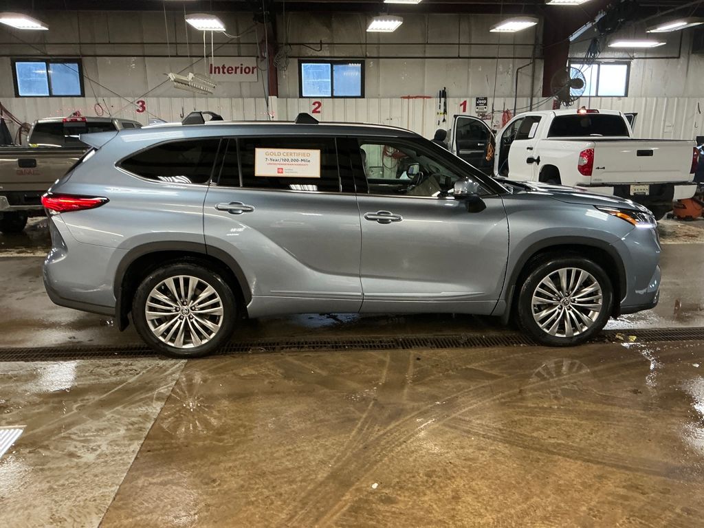 Used 2022  Toyota Platinum image 6