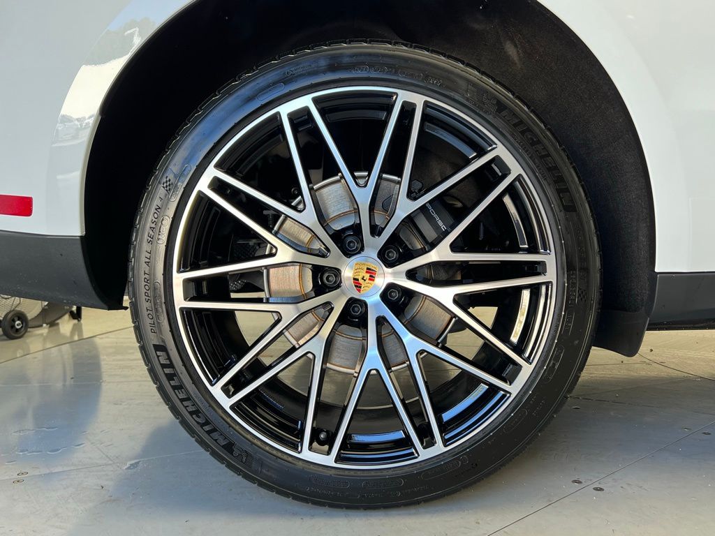 Thumbnail: 2026 Porsche Macan - 27