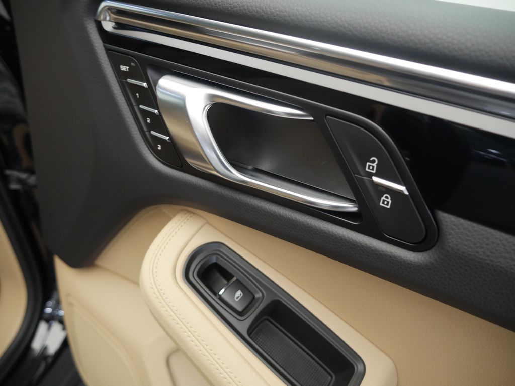 Thumbnail: 2026 Porsche Macan - 27