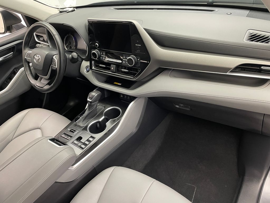 2023 Toyota Highlander XLE 16