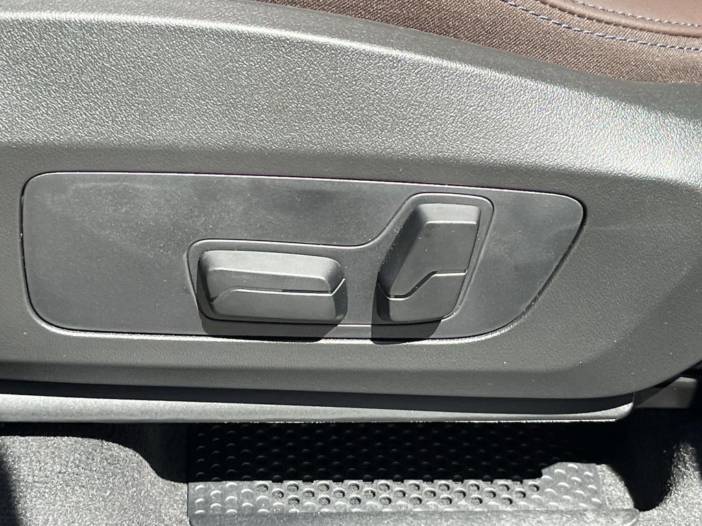 2025 BMW X1 xDrive28i 12