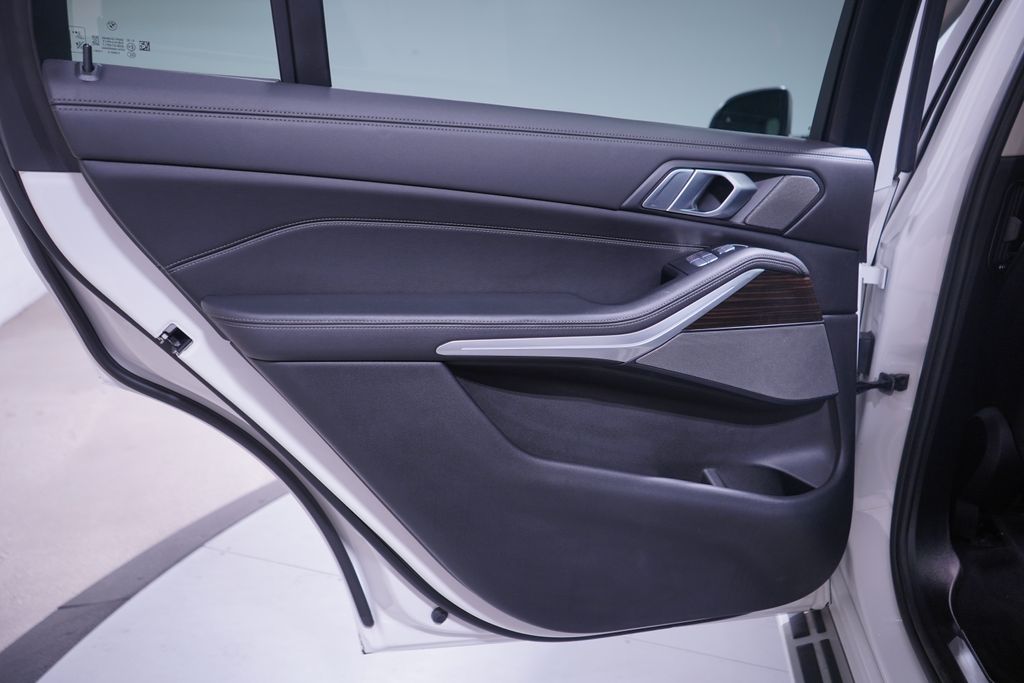 Thumbnail: 2024 BMW X7 - 16