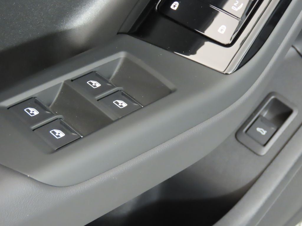 Thumbnail: 2025 Audi Q6 e-tron - 28
