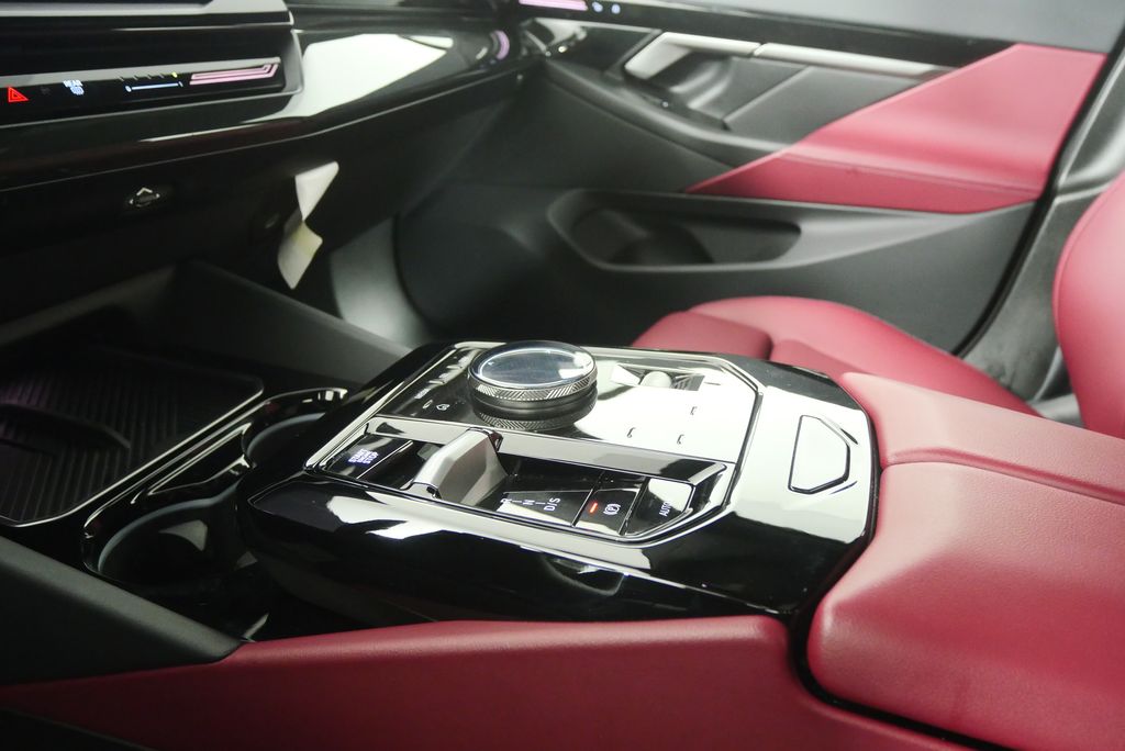 Thumbnail: 2025 BMW 5 Series - 24