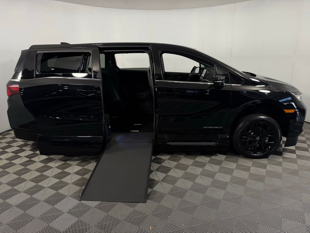 2025 Honda Odyssey Sport L - Photo 15