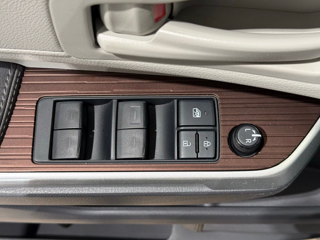 Thumbnail: 2022 Toyota Sienna - 16