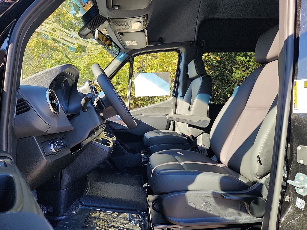 Thumbnail: 2025 Mercedes-Benz Sprinter - 10