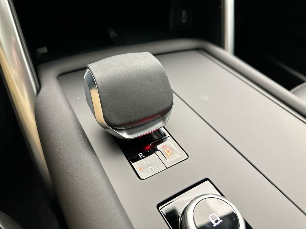 Thumbnail: 2026 Land Rover Discovery - 12