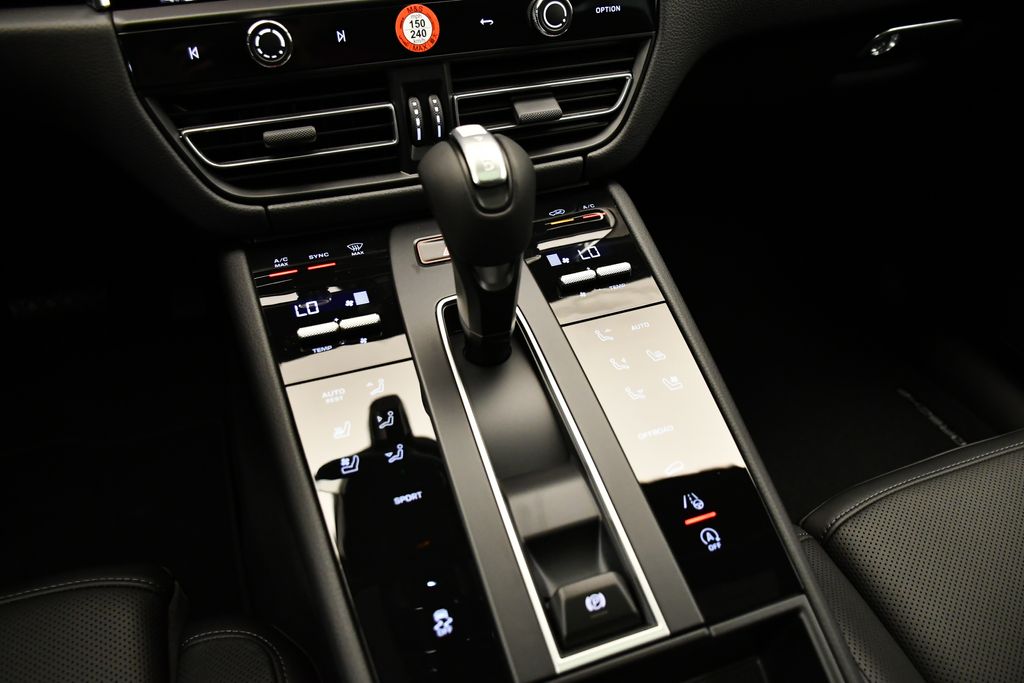 Thumbnail: 2026 Porsche Macan - 31
