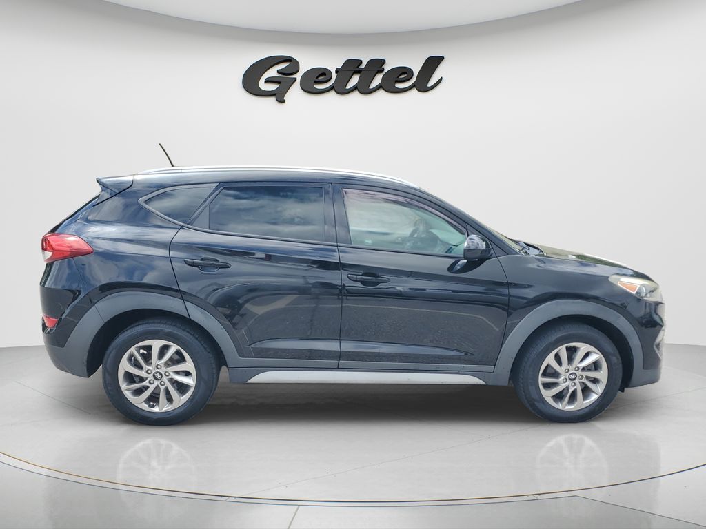 Used 2017 Black Hyundai SE image 4