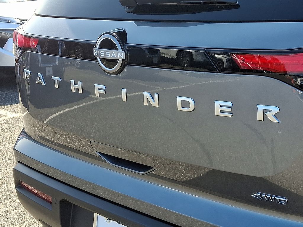 2025 Nissan Pathfinder S 11