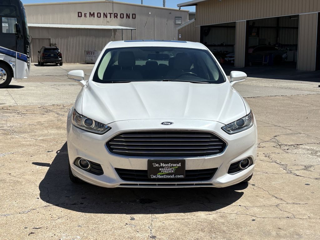 Used 2015 White Platinum Clearcoat Metallic Ford SE image 2