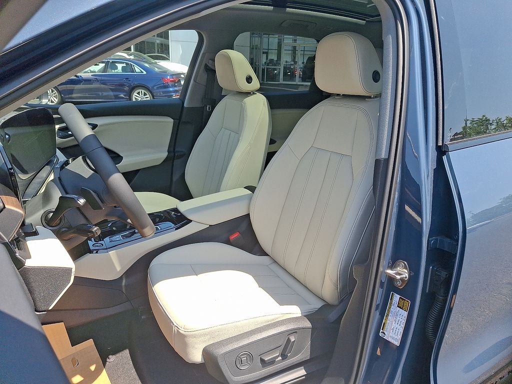 2025 Audi e-tron Premium 10