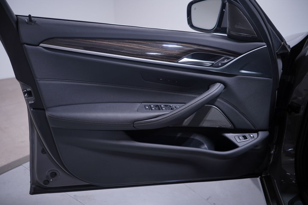 Thumbnail: 2022 BMW 5 Series - 16