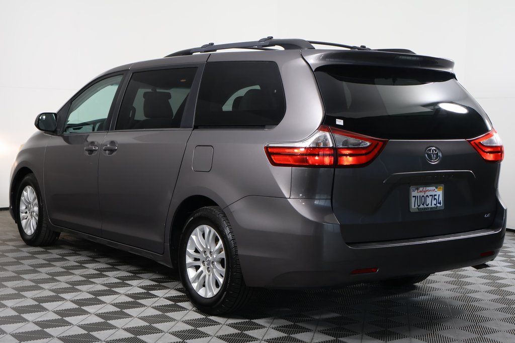 2016 Toyota Sienna LE 6