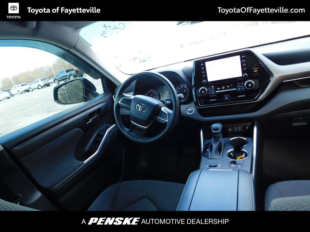 Thumbnail: 2022 Toyota Highlander - 7