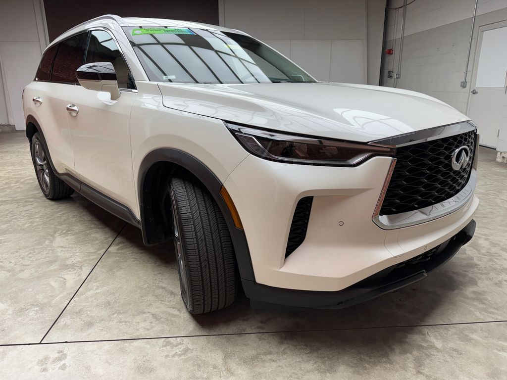 Used 2024 White INFINITI LUXE image 9