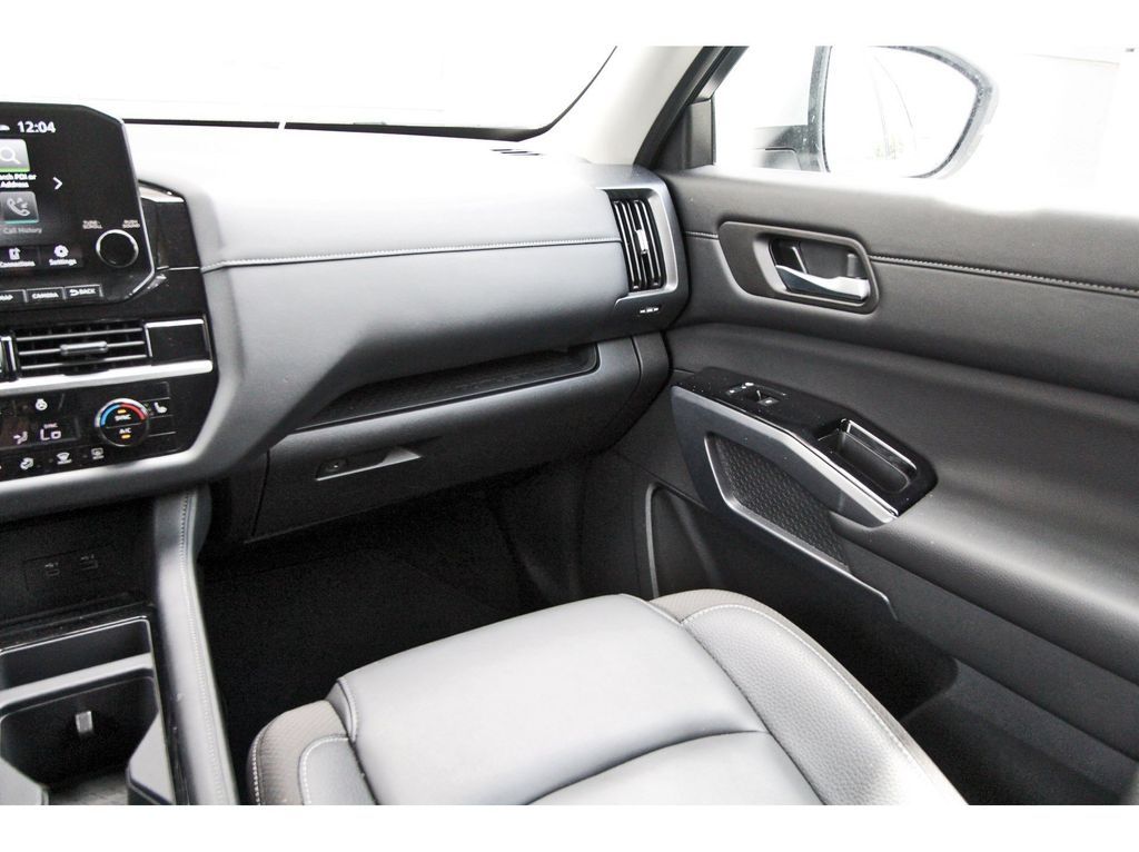 2025 Nissan Pathfinder SL - 9