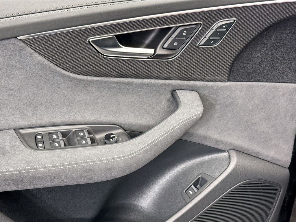 Thumbnail: 2026 Audi RS Q8 - 23