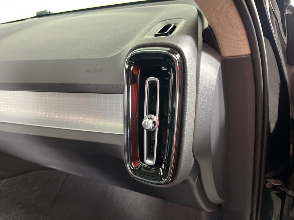 Thumbnail: 2022 Volvo XC40 - 10