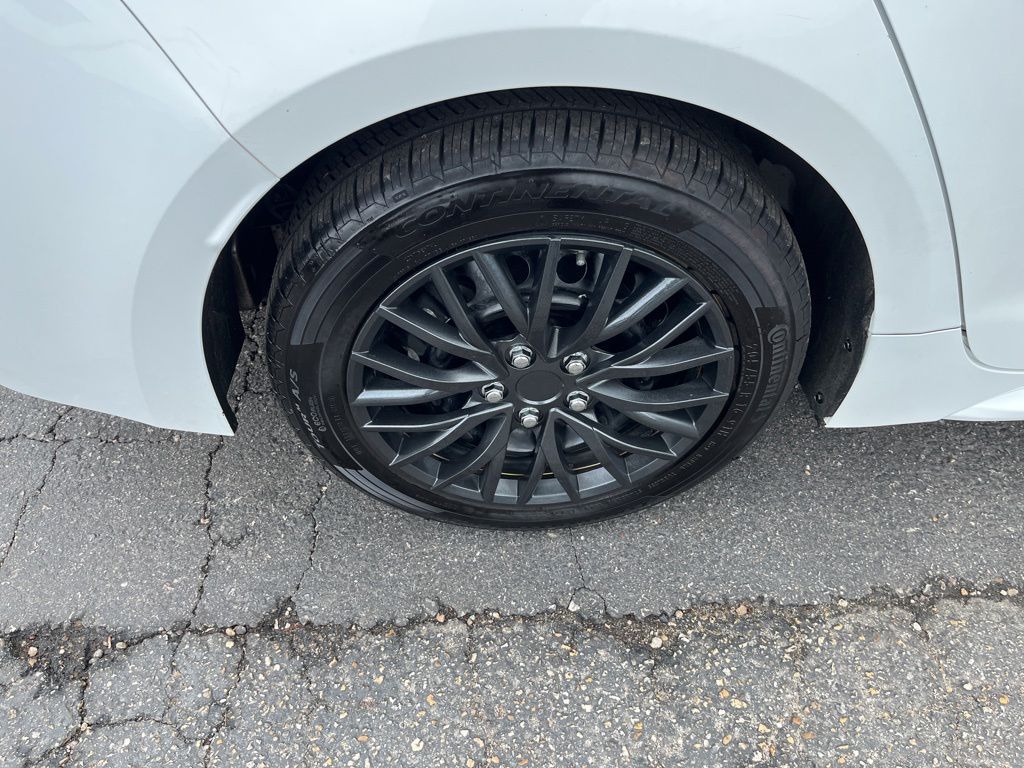 Used 2022 White Toyota LE image 18