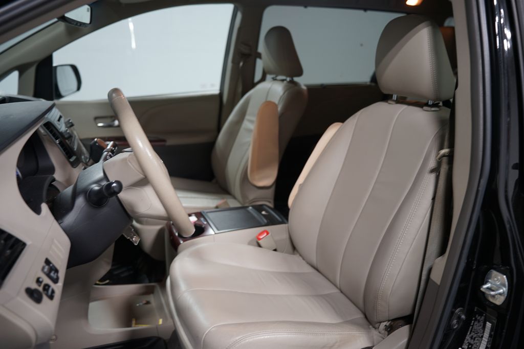 2014 Toyota Sienna XLE 6