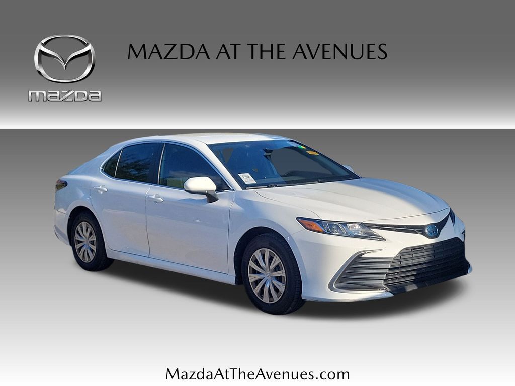 2023 Toyota Camry LE's photo