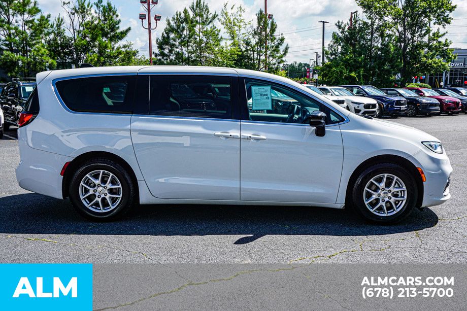 2024 Chrysler Pacifica Touring L photo 8