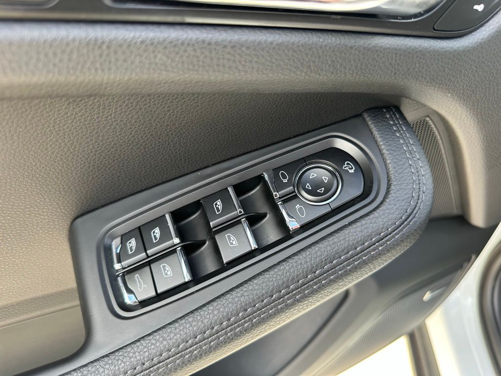 Thumbnail: 2023 Porsche Macan - 21