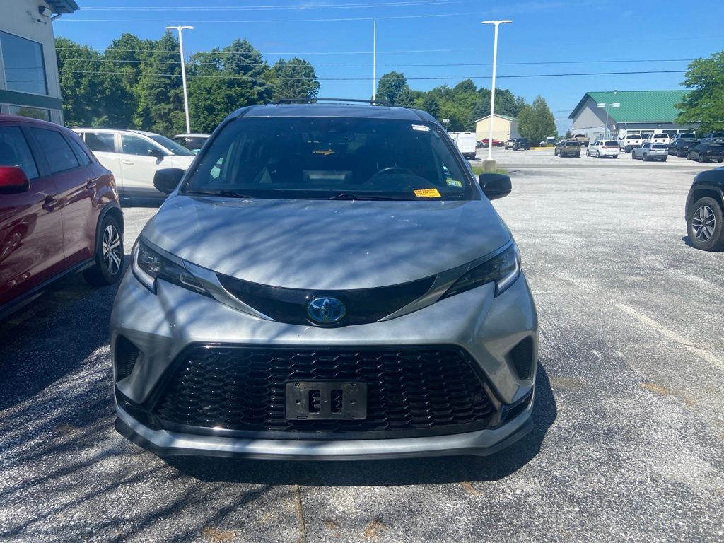2021 Toyota Sienna — photo 2