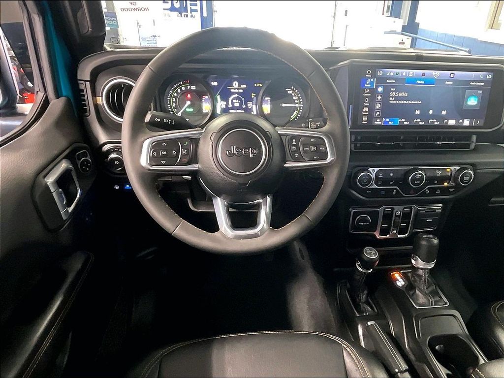 2024 Jeep Wrangler — photo 18
